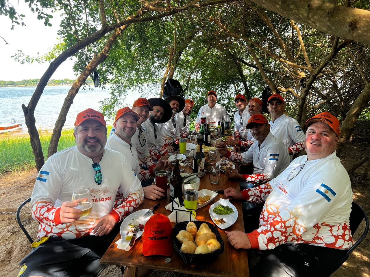 Almuerzo en la playa del río Paraná