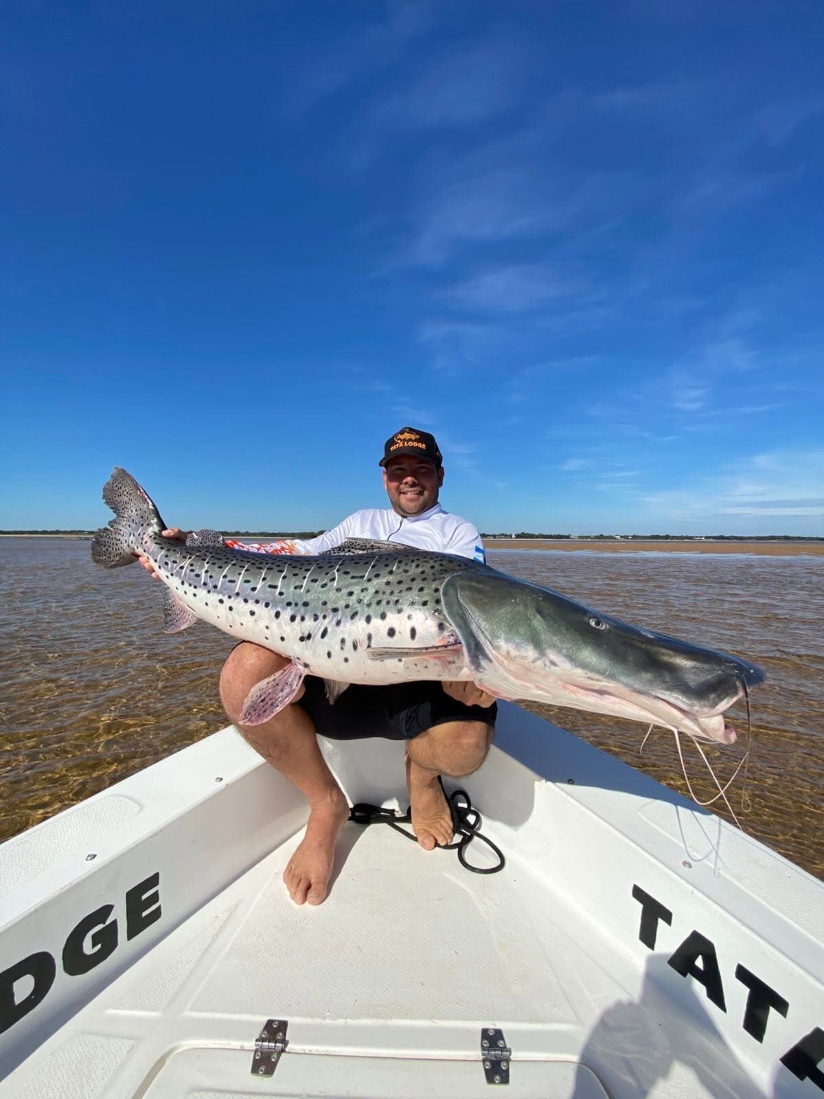 Pesca deportiva del dorado en el río Paraná