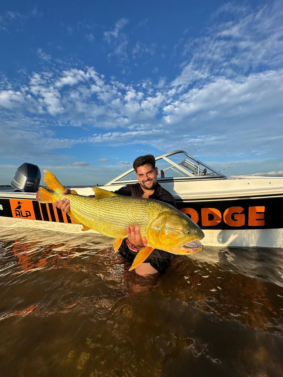 Guía de pesca con cliente en el Paraná